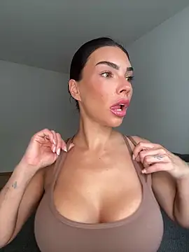 Snapshot of krissiswrld- chatting on September 17, 2025, 11:01 am krissiswrld- online show from September 17, 2025, 11:01 am