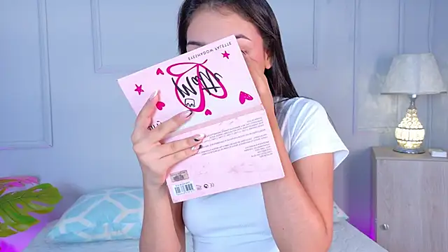 MiaOconner online show from September 26, 2025, 8:16 pm