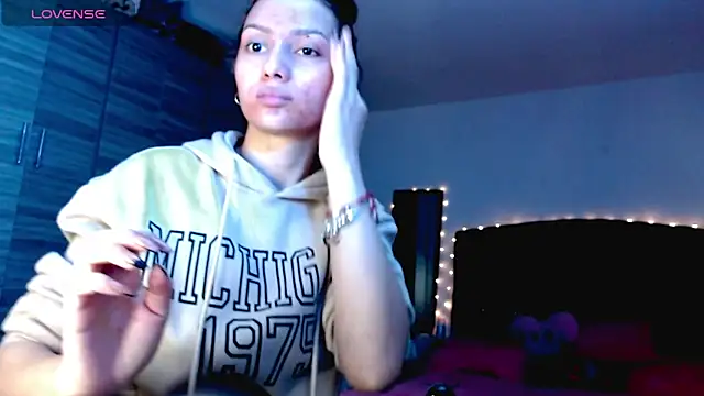 holy juli online show from December 16, 2025, 3:55 am