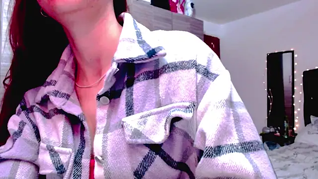 Snapshot of holy_juli chatting on February 3, 2026, 4:32 am holy juli online show from February 3, 2026, 4:32 am