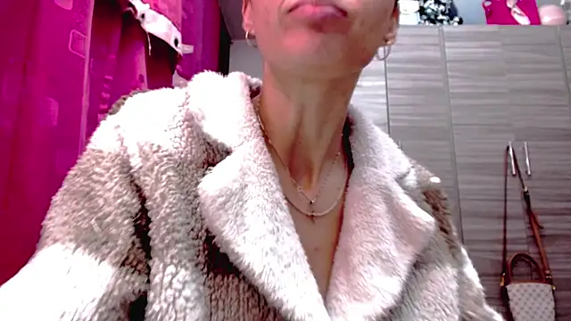 Snapshot of holy_juli chatting on February 11, 2026, 4:34 am holy juli online show from February 11, 2026, 4:34 am