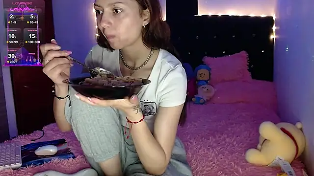 Snapshot of holy_juli chatting on March 15, 2025, 3:40 am holy juli online show from March 15, 2025, 3:40 am