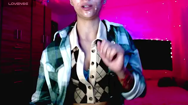 Snapshot of holy_juli chatting on November 23, 2025, 4:11 am holy juli online show from November 23, 2025, 4:11 am