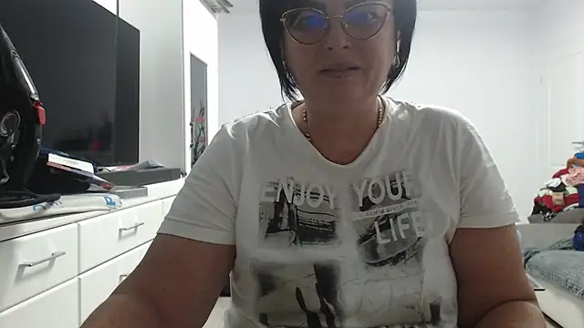 Amandamuller1982 online show from October 27, 2025, 8:21 pm