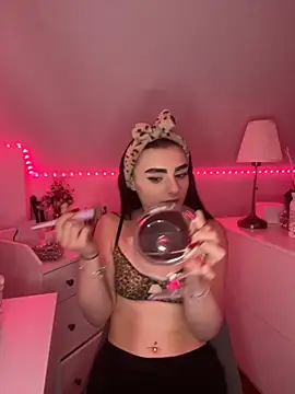 Snapshot of AdelinaAlia chatting on October 25, 2025, 11:31 am AdelinaAlia online show from October 25, 2025, 11:31 am