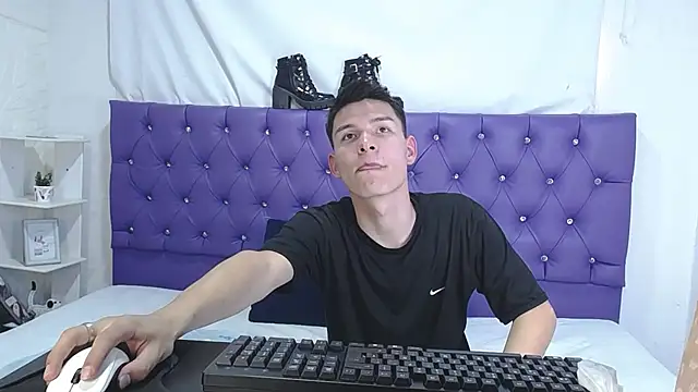 Zafiro Chizuy online show from December 1, 2024, 9:09 pm