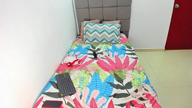 Miranda-brow online show from October 24, 2025, 2:43 am