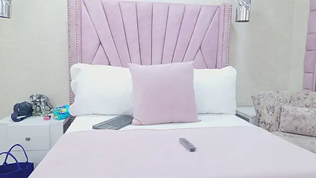 Snapshot of HazelMoret chatting on February 12, 2026, 3:28 am HazelMoret online show from February 12, 2026, 3:28 am