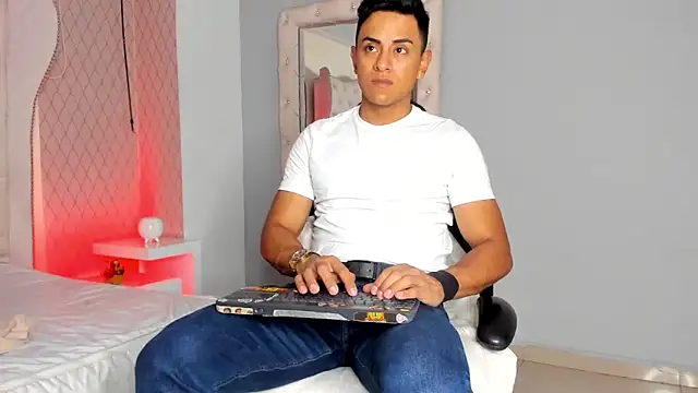 Snapshot of Lucii_fer_ chatting on February 9, 2026, 11:30 am Lucii fer online show from February 9, 2026, 11:30 am