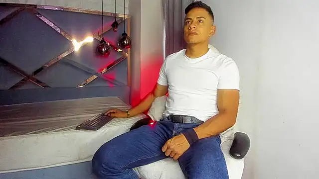 Snapshot of Lucii_fer_ chatting on March 4, 2026, 11:40 am Lucii fer online show from March 4, 2026, 11:40 am