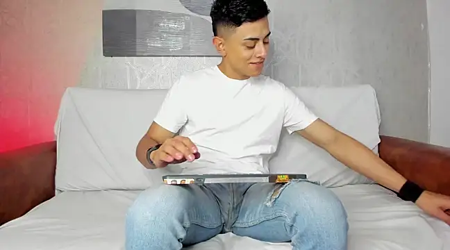 Snapshot of Lucii_fer_ chatting on March 19, 2025, 11:28 am Lucii fer online show from March 19, 2025, 11:28 am