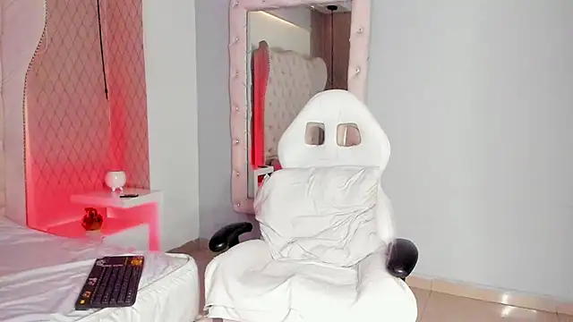 Snapshot of Lucii_fer_ chatting on February 19, 2026, 11:40 am Lucii fer online show from February 19, 2026, 11:40 am