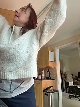 Snapshot of LouiseTswing chatting on February 26, 2026, 2:17 pm LouiseTswing online show from February 26, 2026, 2:17 pm