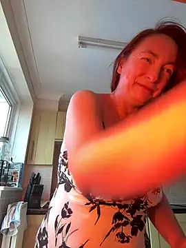 Snapshot of LouiseTswing chatting on October 3, 2025, 11:12 am LouiseTswing online show from October 3, 2025, 11:12 am