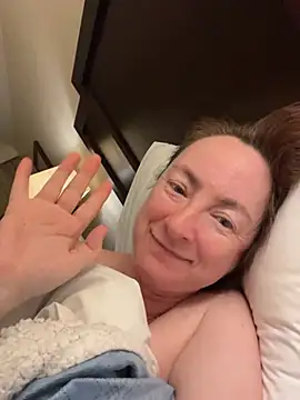 Snapshot of LouiseTswing chatting on January 22, 2025, 7:03 am LouiseTswing online show from January 22, 2025, 7:03 am