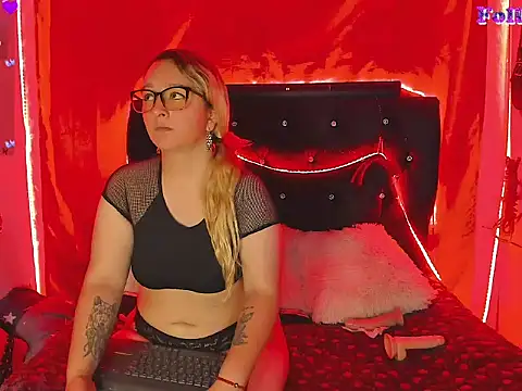 Snapshot of katieeandsharonn chatting on November 13, 2025, 3:05 pm katieeandsharonn online show from November 13, 2025, 3:05 pm