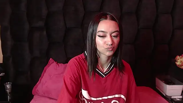 Snapshot of Miaa_Thopmson chatting on September 18, 2025, 12:02 am Miaa Thopmson online show from September 18, 2025, 12:02 am