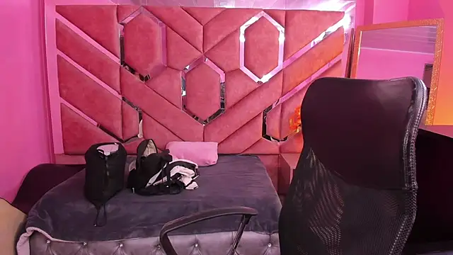 Miaa Thopmson online show from March 25, 2026, 9:35 pm