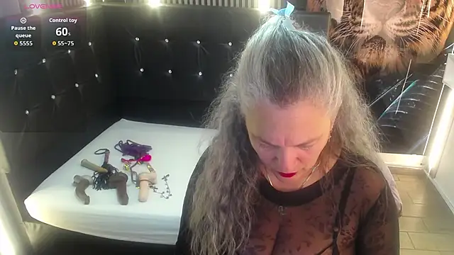 Snapshot of miisevvie_ chatting on December 1, 2025, 2:45 am miisevvie online show from December 1, 2025, 2:45 am