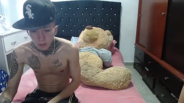 Snapshot of Kitty_and_jake chatting on October 7, 2025, 2:12 am Kitty and jake online show from October 7, 2025, 2:12 am