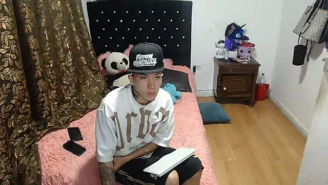 Snapshot of Kitty_and_jake chatting on March 18, 2025, 4:07 am Kitty and jake online show from March 18, 2025, 4:07 am