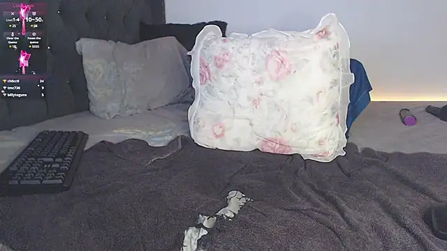 Snapshot of Emelyyy_ chatting on March 7, 2025, 11:18 am Emelyyy online show from March 7, 2025, 11:18 am