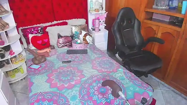 larafoxter online show from March 13, 2025, 2:05 am