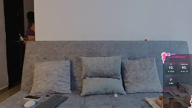 emilyrouxe online show from April 21, 2026, 3:18 pm