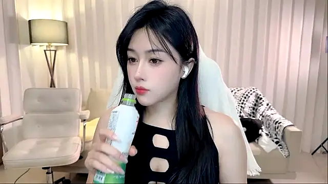 K-moumou online show from October 3, 2025, 3:35 pm