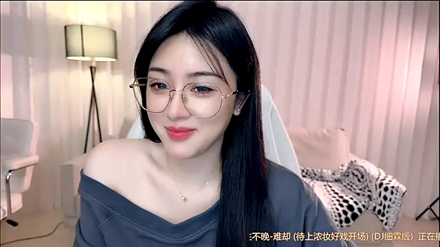 K-moumou online show from December 15, 2025, 2:01 pm