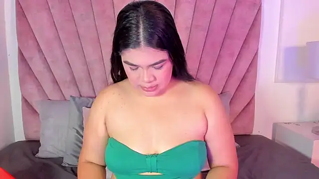 Snapshot of EmmaBecket2 chatting on February 16, 2026, 8:29 pm EmmaBecket2 online show from February 16, 2026, 8:29 pm