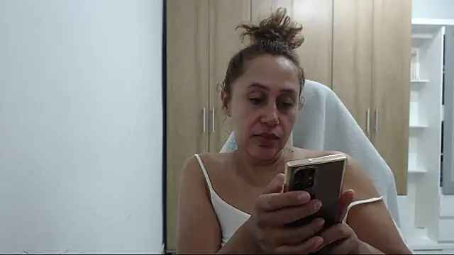 RoxanaLove9 online show from December 1, 2025, 2:45 am