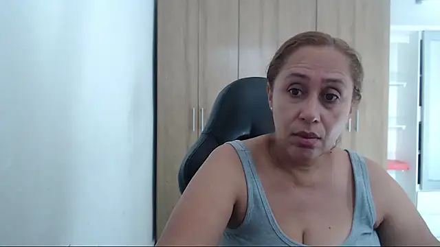 RoxanaLove9 online show from March 7, 2026, 7:41 pm