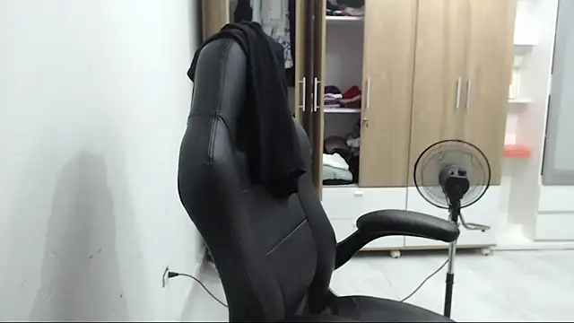 RoxanaLove9 online show from March 5, 2026, 2:08 am