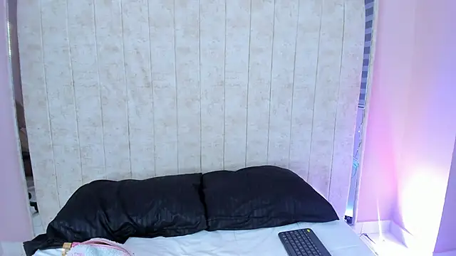 Annie9  online show from September 17, 2025, 3:41 am