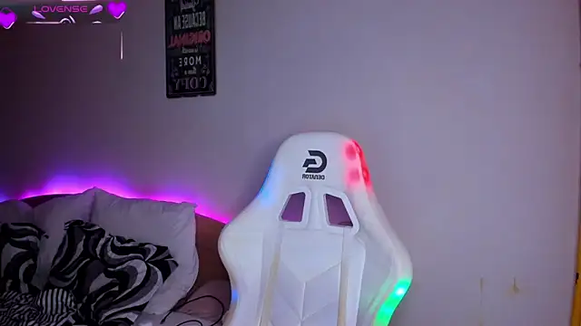 AdellaLoveX online show from November 28, 2025, 5:40 am