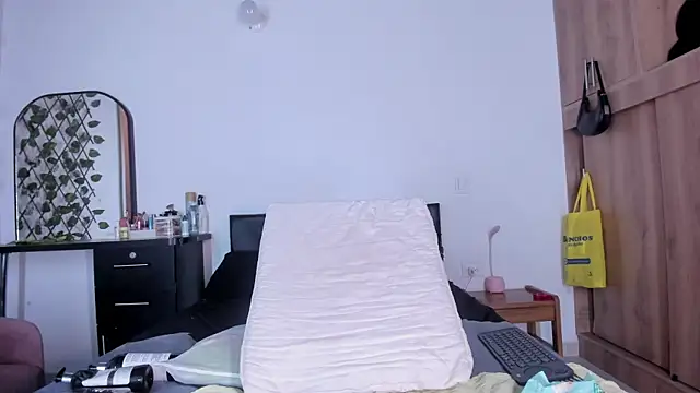 medussa13  online show from April 23, 2026, 12:29 pm