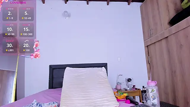 medussa13  online show from September 18, 2025, 1:03 pm