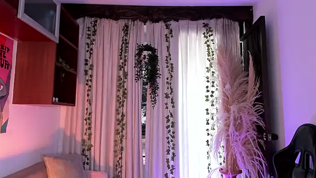 HannaRhodes online show from April 18, 2026, 1:46 pm