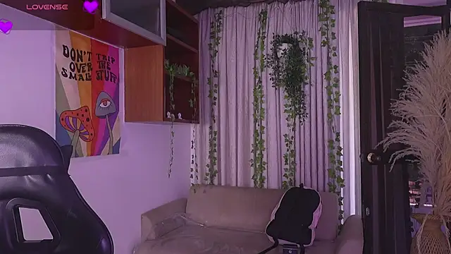 HannaRhodes online show from March 15, 2026, 1:07 pm