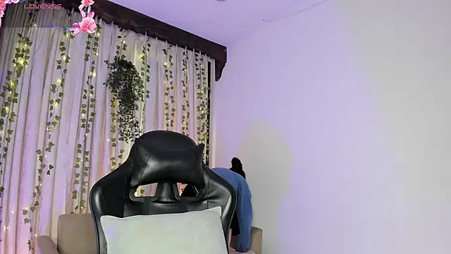 HannaRhodes online show from November 25, 2025, 2:06 pm