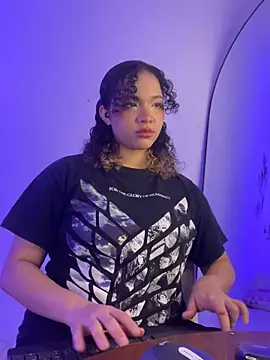 MadelineBenet online show from November 18, 2025, 3:21 am