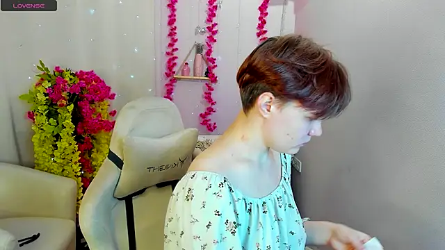 DreamyLuna online show from September 19, 2025, 8:35 pm