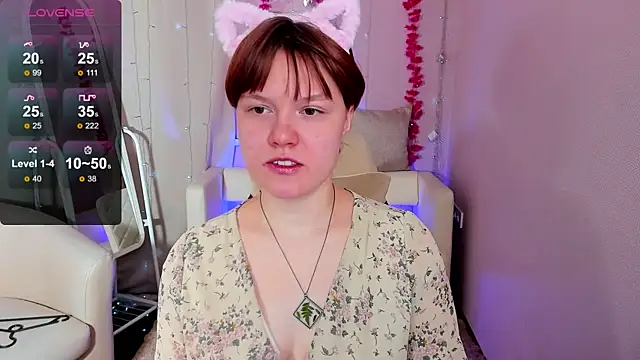 DreamyLuna online show from December 5, 2025, 8:39 pm