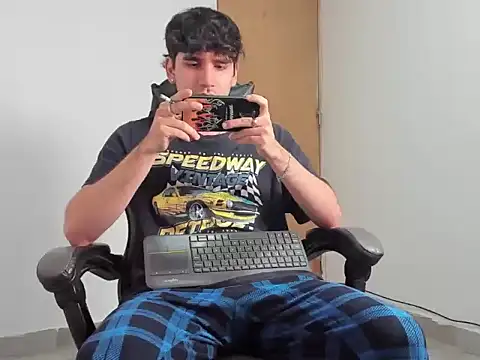 leo030809 online show from April 4, 2026, 12:39 am