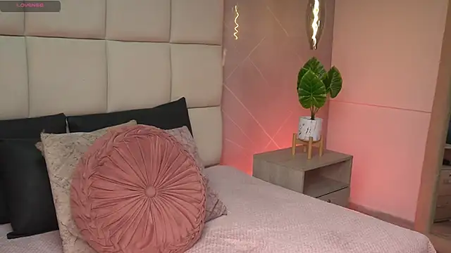 Snapshot of SaraMonroe1 chatting on February 18, 2026, 12:23 pm SaraMonroe1 online show from February 18, 2026, 12:23 pm