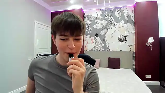 Snapshot of EmiliaYours chatting on March 1, 2026, 2:06 pm EmiliaYours online show from March 1, 2026, 2:06 pm