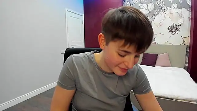 Snapshot of EmiliaYours chatting on October 10, 2025, 1:56 pm EmiliaYours online show from October 10, 2025, 1:56 pm