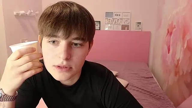 Snapshot of EmiliaYours chatting on September 20, 2025, 2:33 pm EmiliaYours online show from September 20, 2025, 2:33 pm