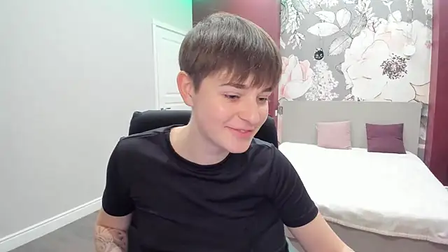 Snapshot of EmiliaYours chatting on November 17, 2025, 3:16 pm EmiliaYours online show from November 17, 2025, 3:16 pm